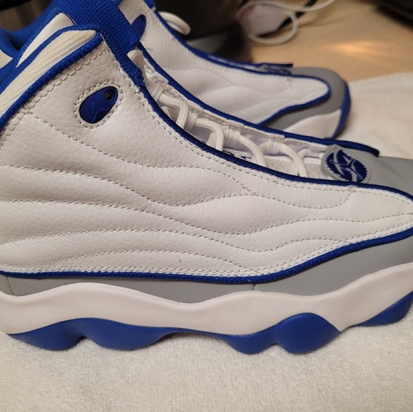 👟 🔹️Jordan🔹️jordan Pro Strong White Hyper Royal size 6 Youth sneakers ✨️👟 - Picture 6 of 9